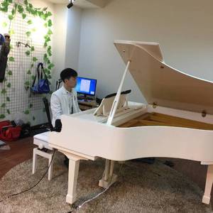 肥婆脱裤子让小伙捅
